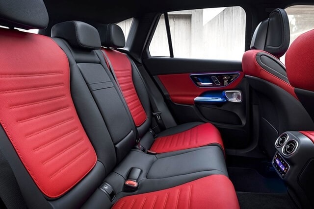 Mercedes-Benz-GLC-300-ghe-khoang-hanh-khach-mau-do-den
