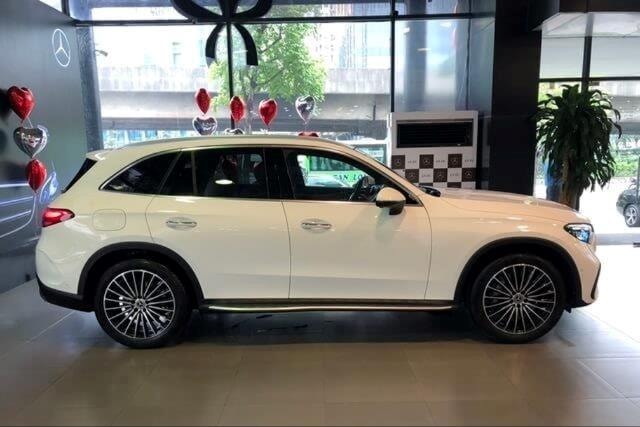 giaxeoto.vn-admin-upload-images-resize-_640-than-xe-mercedes-glc-300-mau-trang-1-.jpg