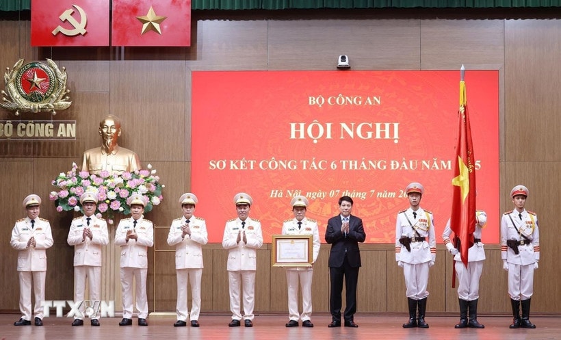 Chủ tịch nước Lương Cường trao Huân chương Lao động hạng Ba tặng Bộ Công an. Ảnh: TTXVN