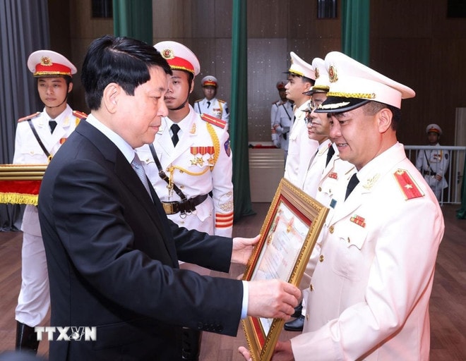 Chủ tịch nước Lương Cường trao Huân chương Quân công, Huân chương Chiến công và Huân chương bảo vệ Tổ quốc tặng các đơn vị và cá nhân của Bộ Công an. Ảnh: TTXVN