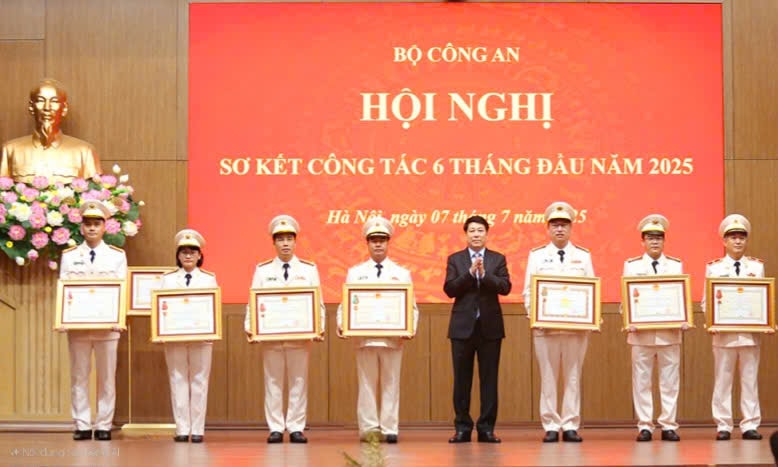 cong-an-tinh-quang-ninh-nhan-huan-chuong-chien-cong.jpg
