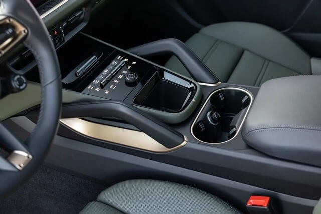 dieu-khien-trung-tam-xe-porsche-cayenne-2024