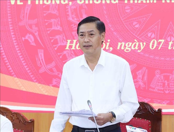 Đồng chí Nguyễn Hữu Đông, Ủy viên Trung ương Đảng, Phó Trưởng Ban Nội chính Trung ương trả lời câu hỏi của phóng viên. Ảnh: TTXVN