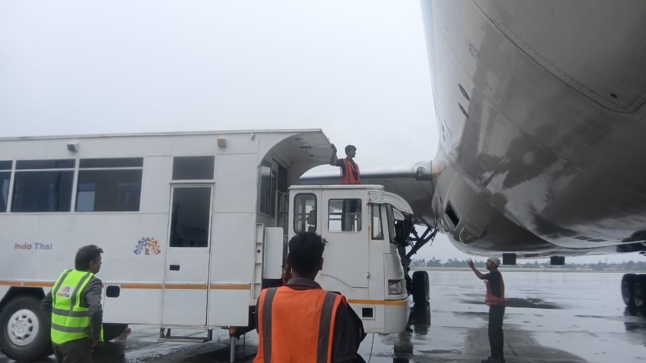 Xe cứu thương chuyên dụng tiếp cận và máy bay Vietnam Airlines để chuyển khách