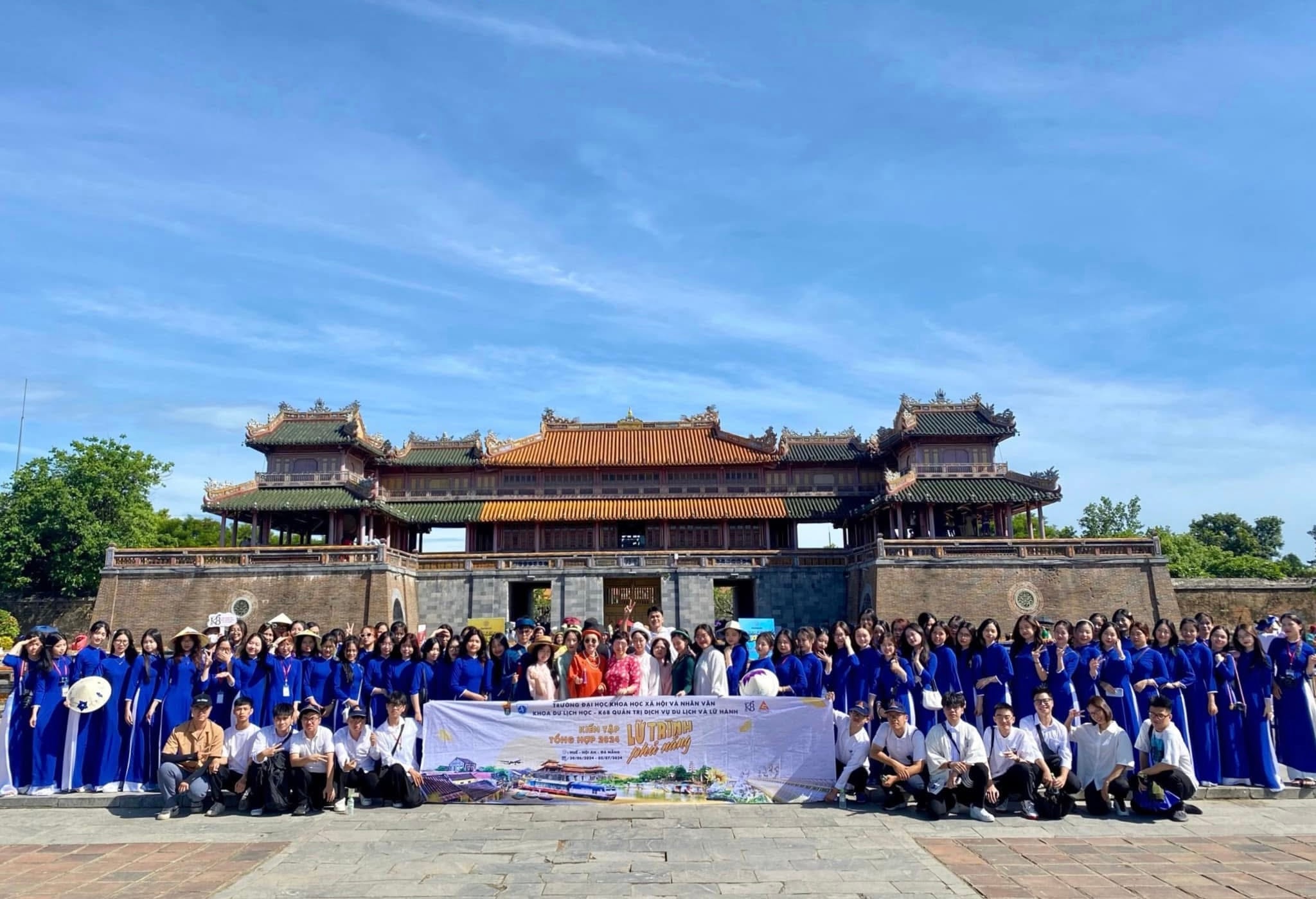 Sinh viên ngành Quản trị Dịch vụ Du lịch và Lữ hành trong chuyến đi thực tế Kiến tập tổng hợp tại Đại Nội Huế.
