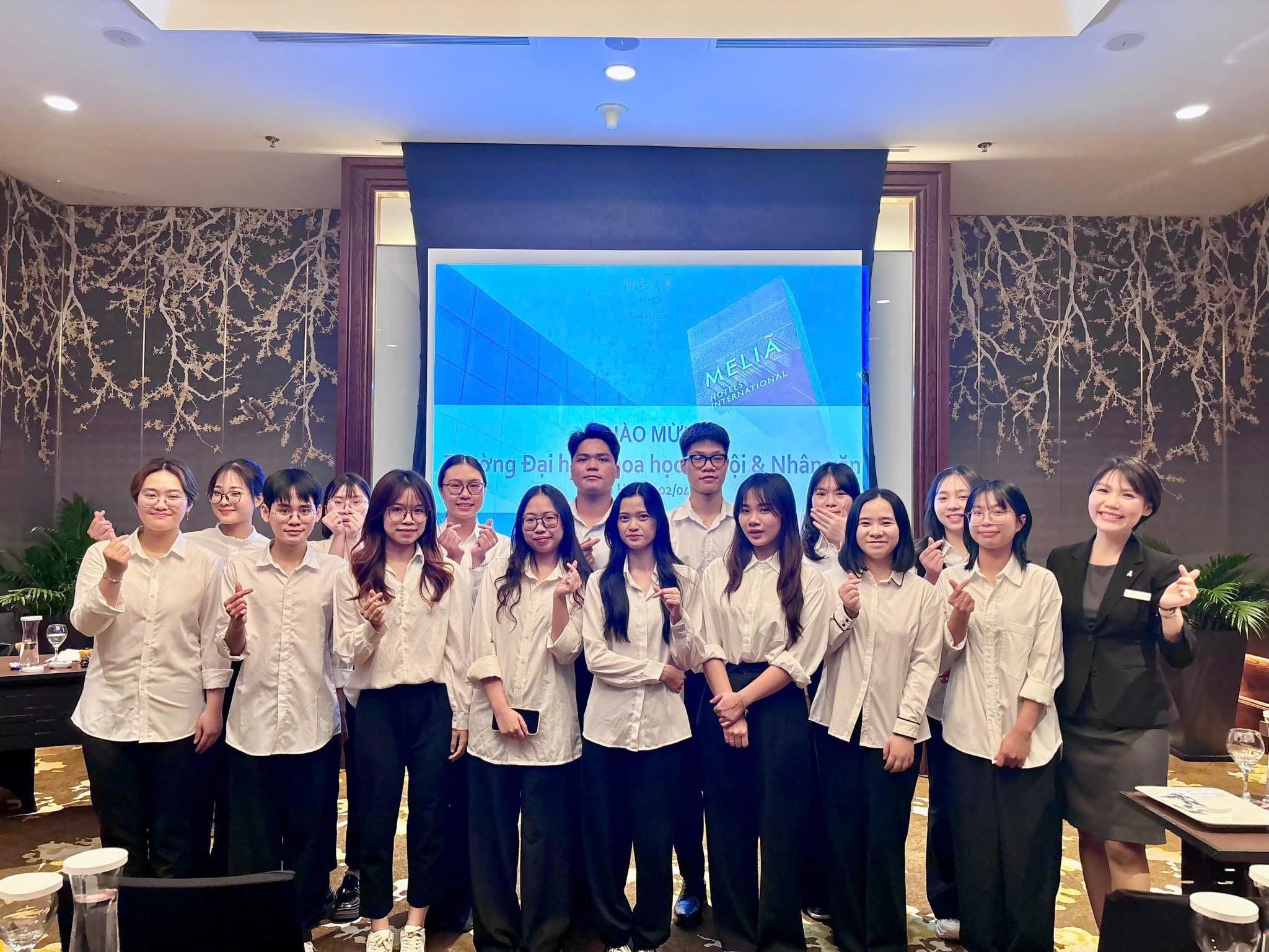 Sinh viên ngành Quản trị Khách sạn thực tập môn học tại Khách sạn Melia, Hà Nội.