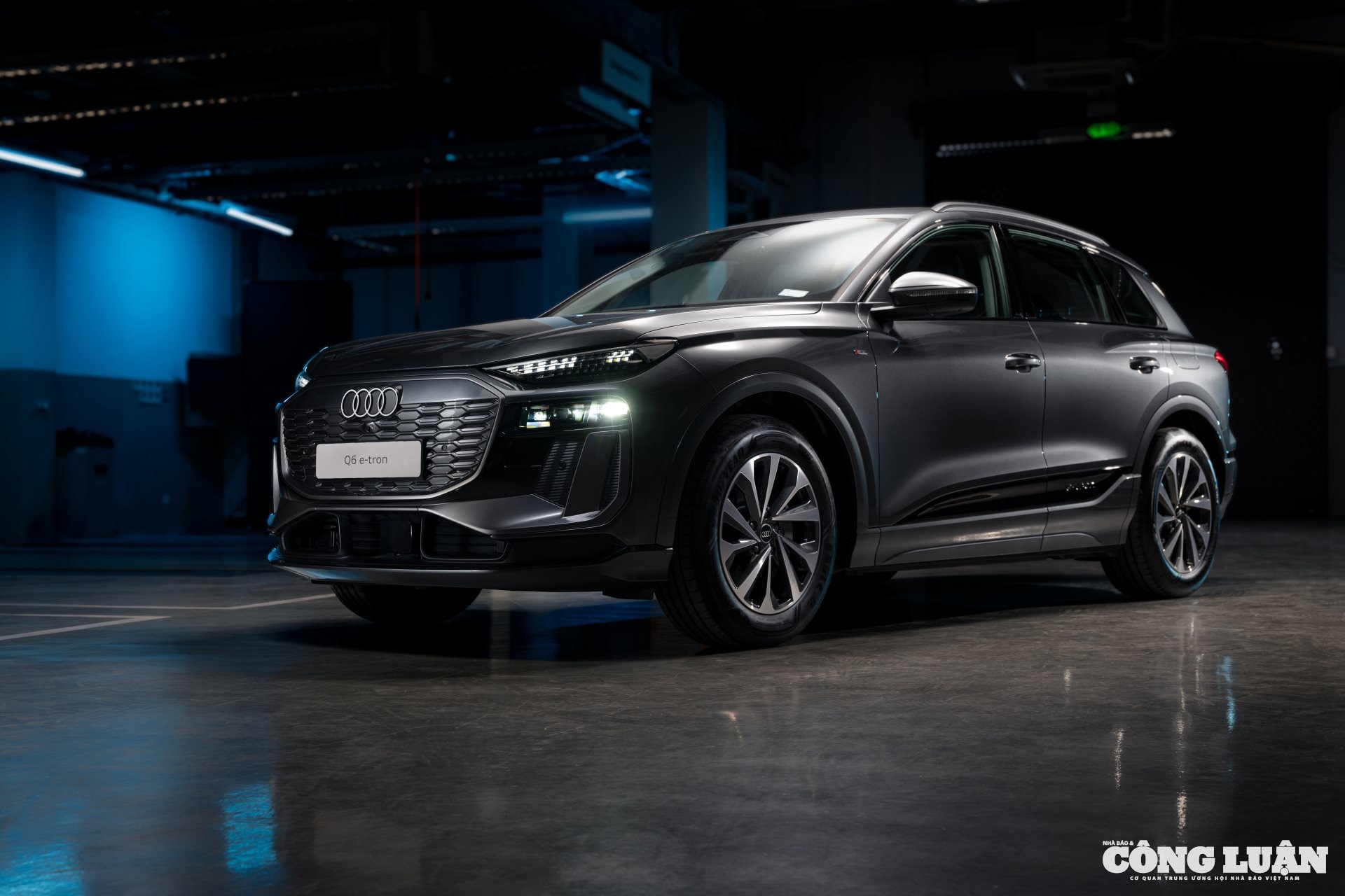 Mẫu xe gầm cao thuần điện Audi Q6 e-tron lần đầu ra mắt thị trường Việt Nam.