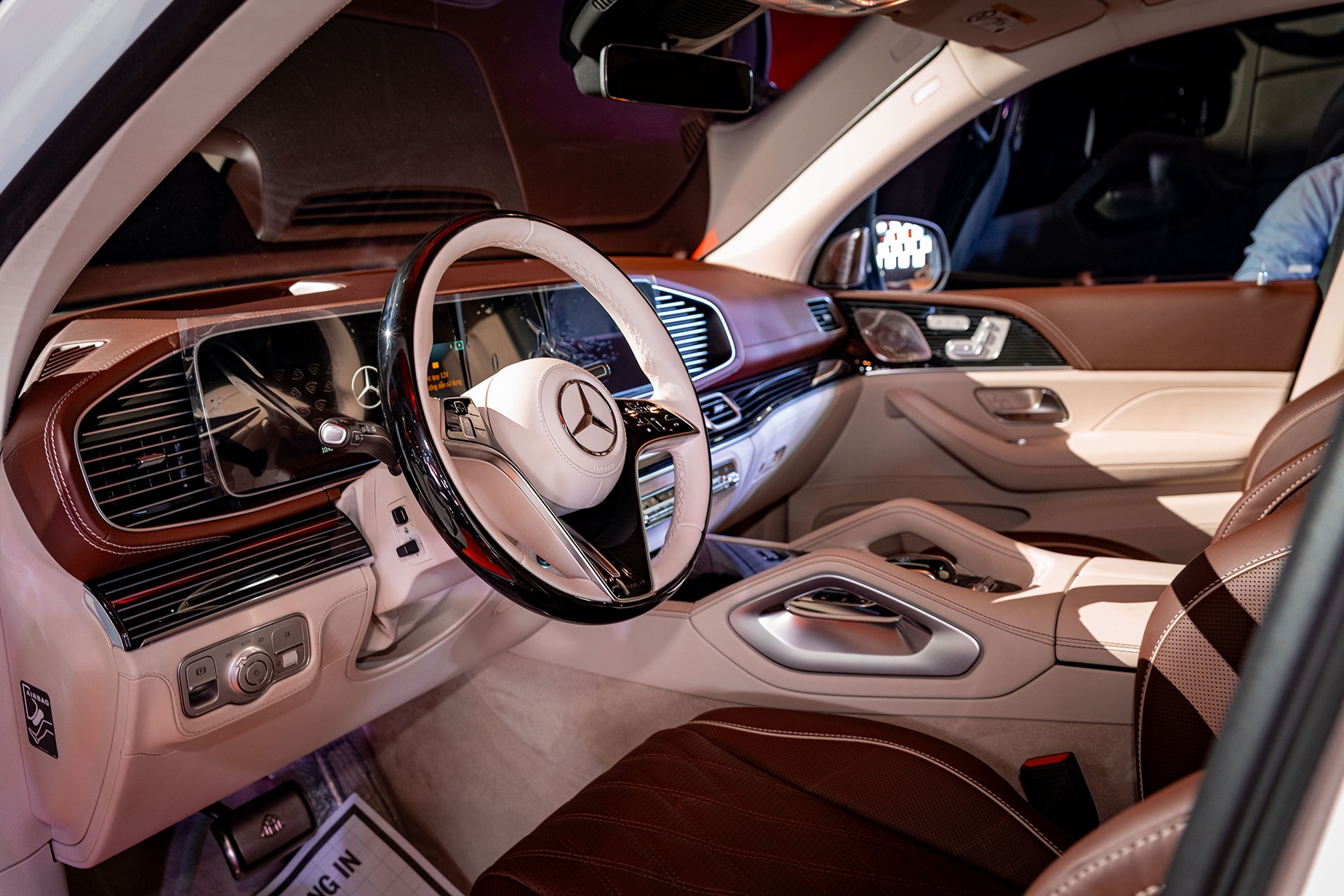 Khoang lái của mẫu xe Mercedes-Maybach GLS 600 4Matic 2025 - Ảnh: MBV