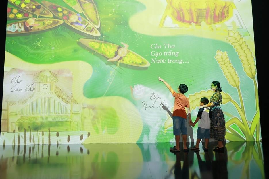 Triển lãm trở thành không gian gắn kết của nhiều thế hệ