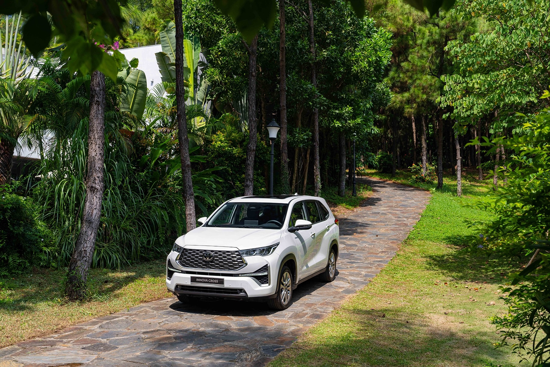 Toyota Innova Cross HEV tiếp tục giữ vững vị trí xe hybrid bán chạy nhất thị trường ô tô Việt Nam nửa đầu năm 2025 - Ảnh: TMV