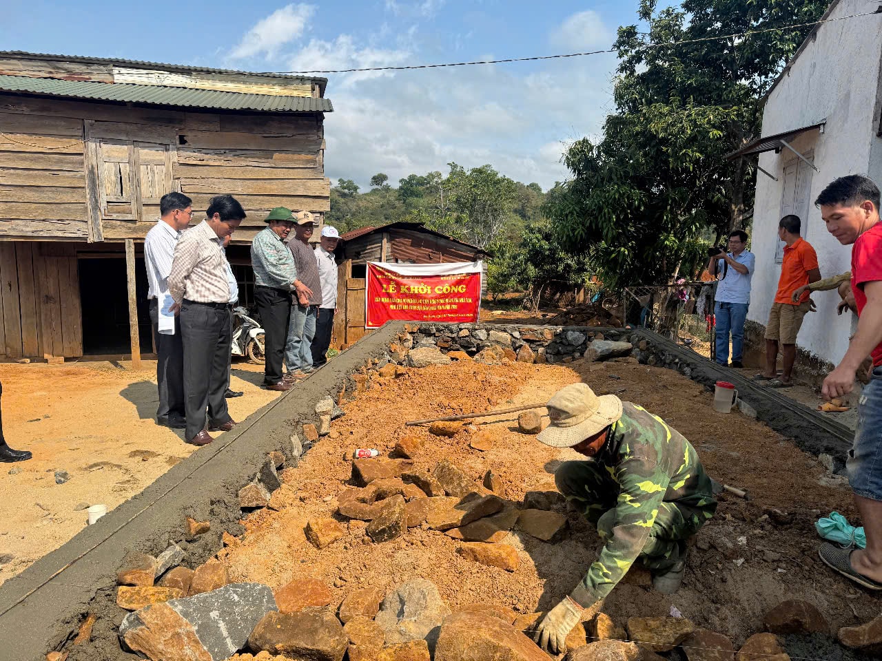 Khởi công nhà