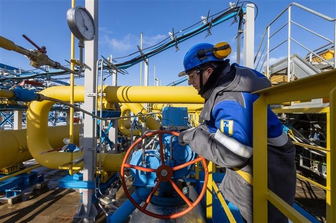 Giá xăng dầu hôm nay 14/7/2025: EU đề xuất áp trần dầu Nga thấp hơn 15% giá thị trường