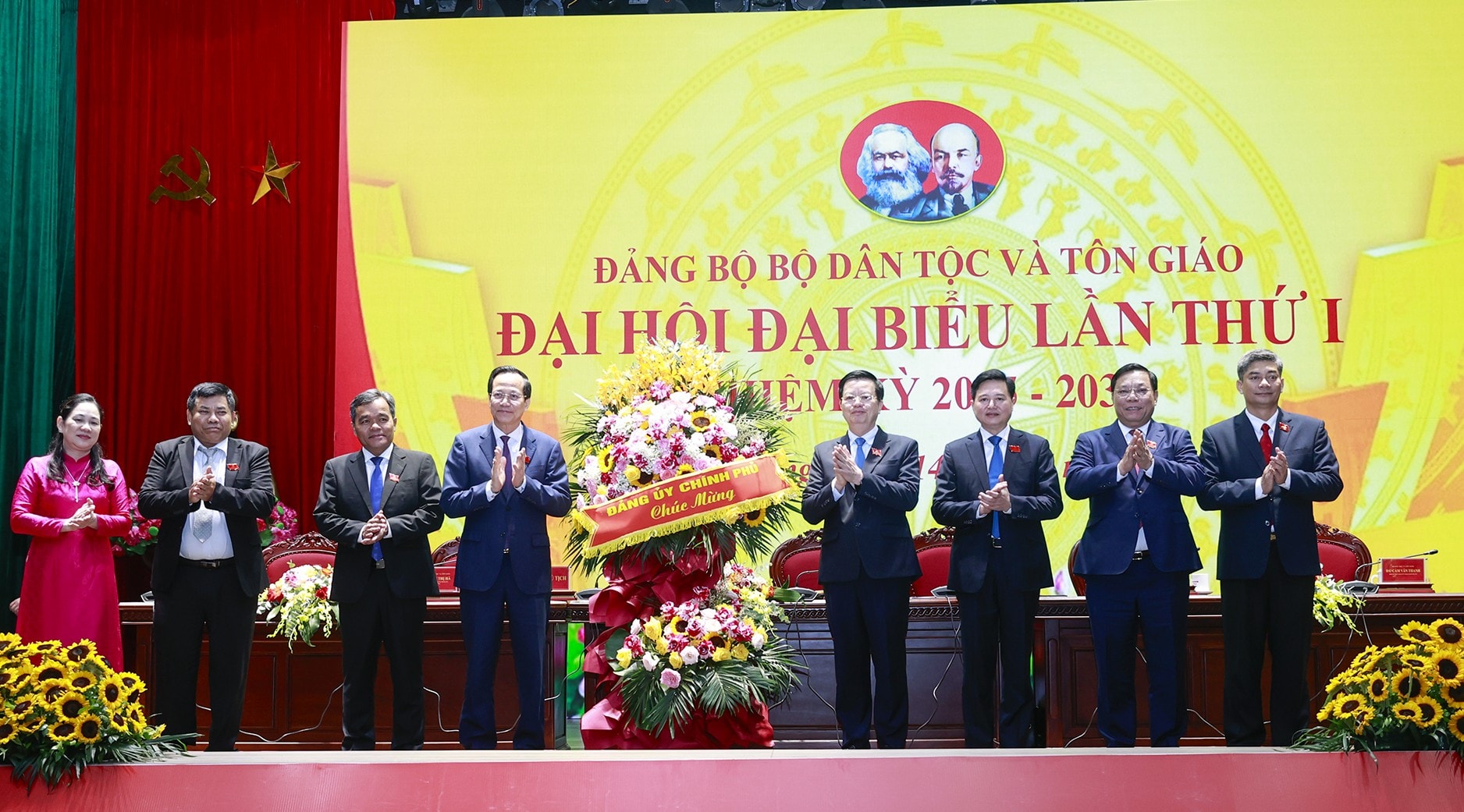 pttg-tang-hoa-chuc-mung-dai-hoi-2-1752475376152904181247.jpg