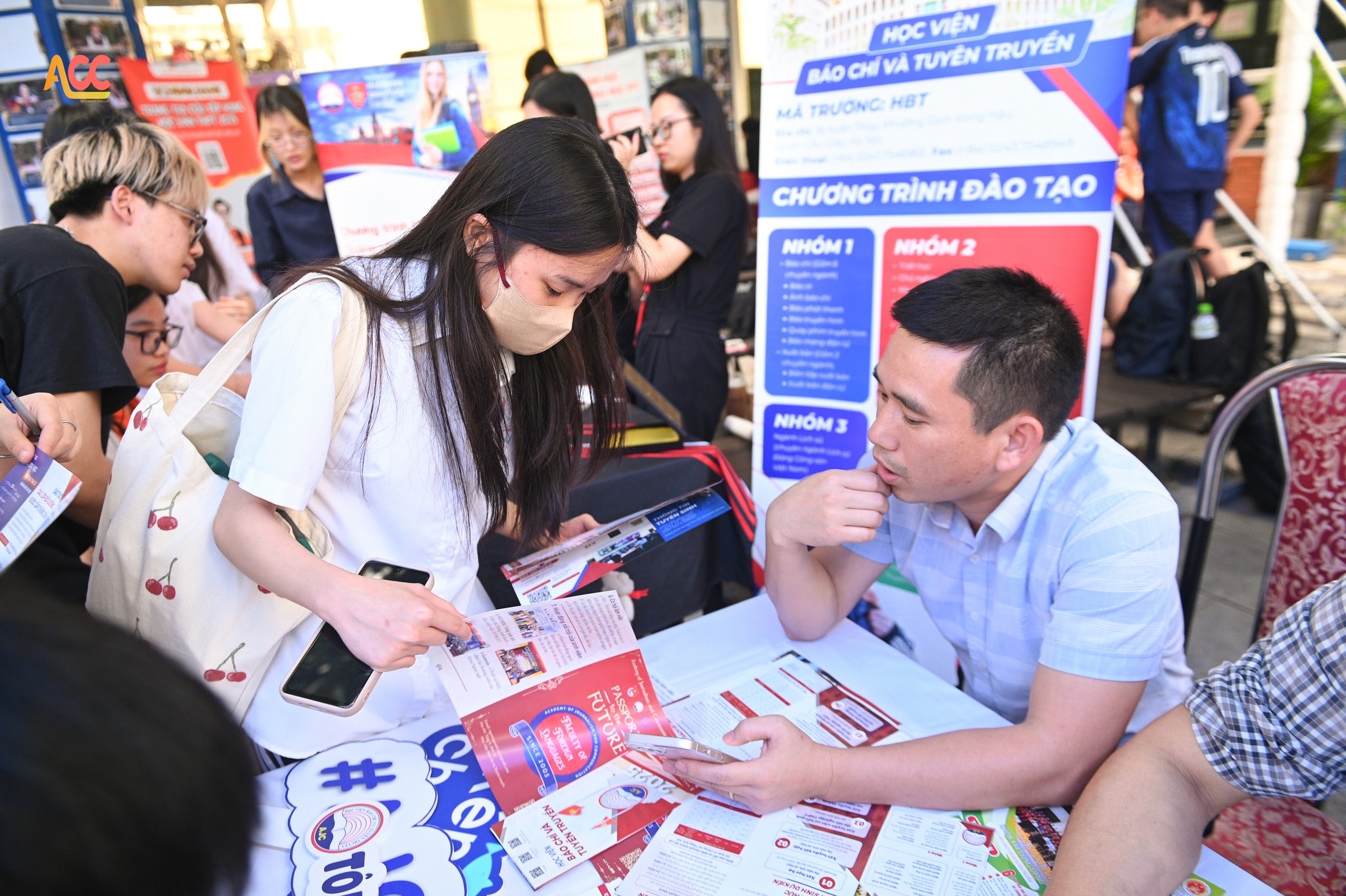 Học viện Báo chí và Tuyên truyền công bố 110 tân sinh viên trúng tuyển đầu tiên gồm 100 thí sinh tuyển thẳng và 10 thí sinh thuộc diện ưu tiên đặc biệt.