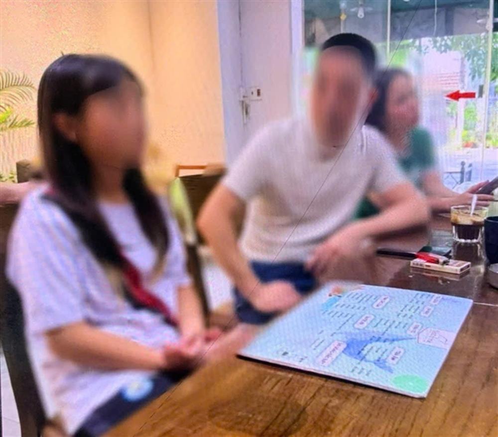 cháu h.l sợ hãi kể lại sự việc với bố sau khi được cứu về