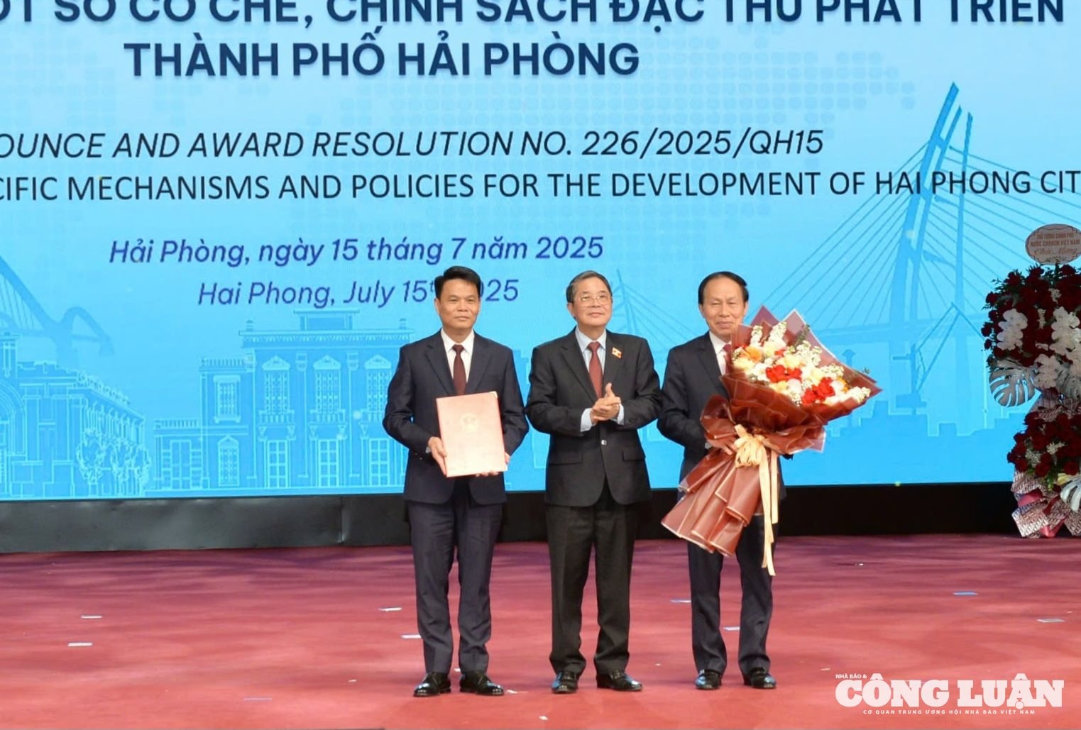 Đồng chí Nguyễn Đức Hải - Ủy viên Ban Chấp hành Trung ương Đảng, Phó Chủ tịch Quốc hội đã chính thức trao Nghị quyết về thí điểm một số cơ chế, chính sách đặc thù phát triển thành phố Hải Phòng cho lãnh đạo thành phố.