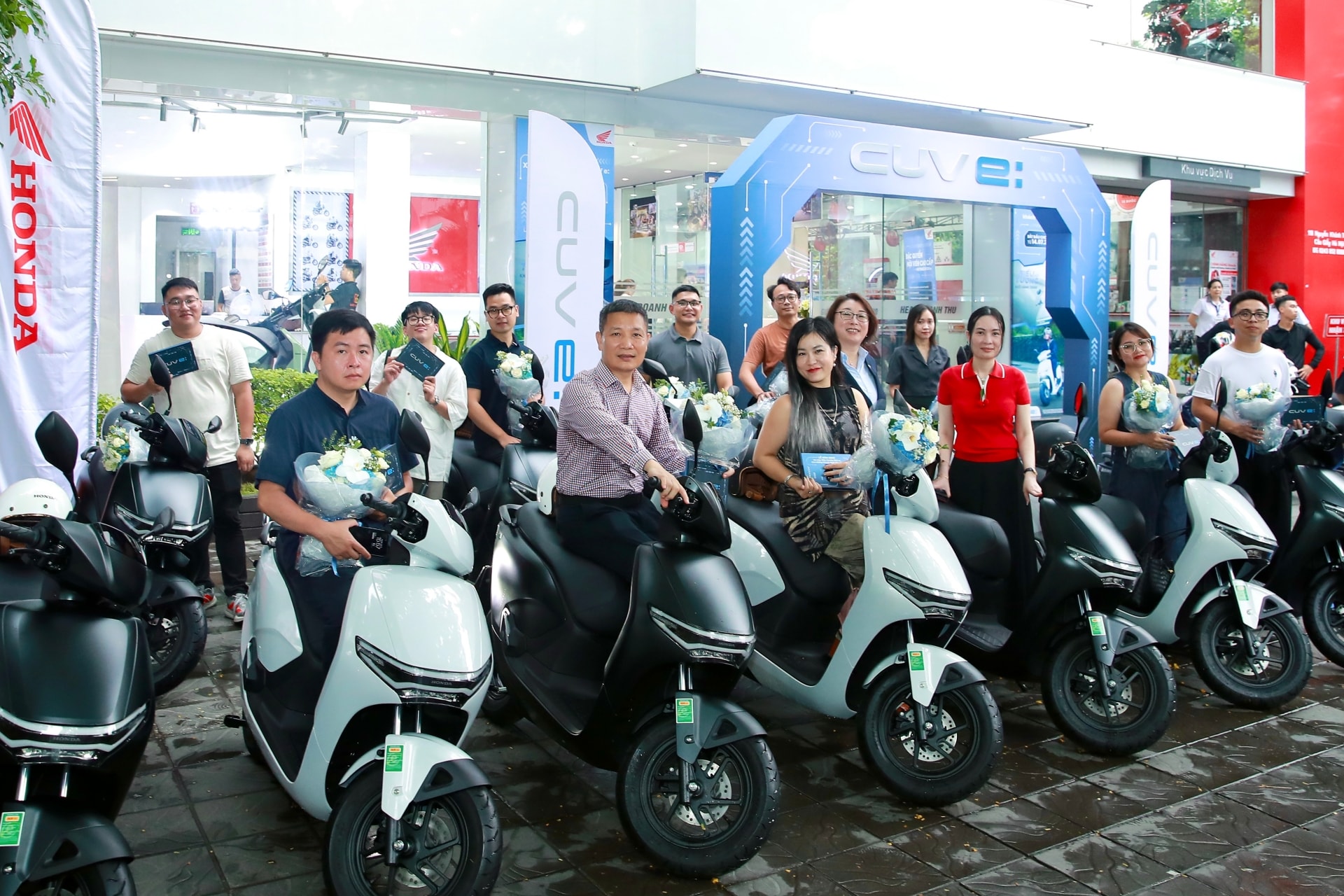 Một số khách hàng đầu tiên thuê xe máy điện Honda CUV e:.