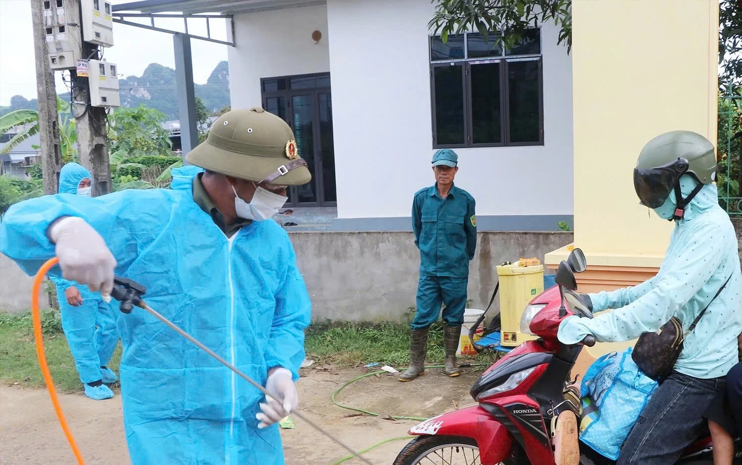 Đến hiện tại, tỉnh đã cấp 168 lít hóa chất khử trùng cho các xã chống dịch (ảnh minh họa).