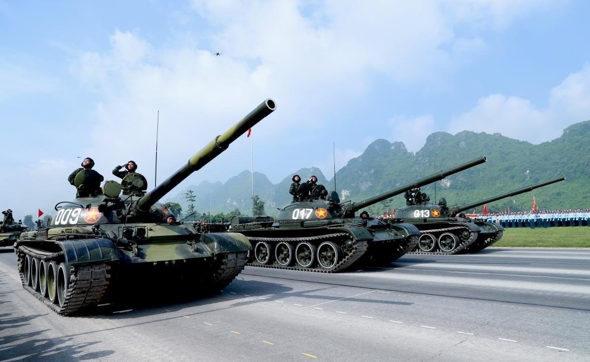 Sau màn diễu binh của các khối đi là khối xe, pháo quân sự trên đường hành tiến.