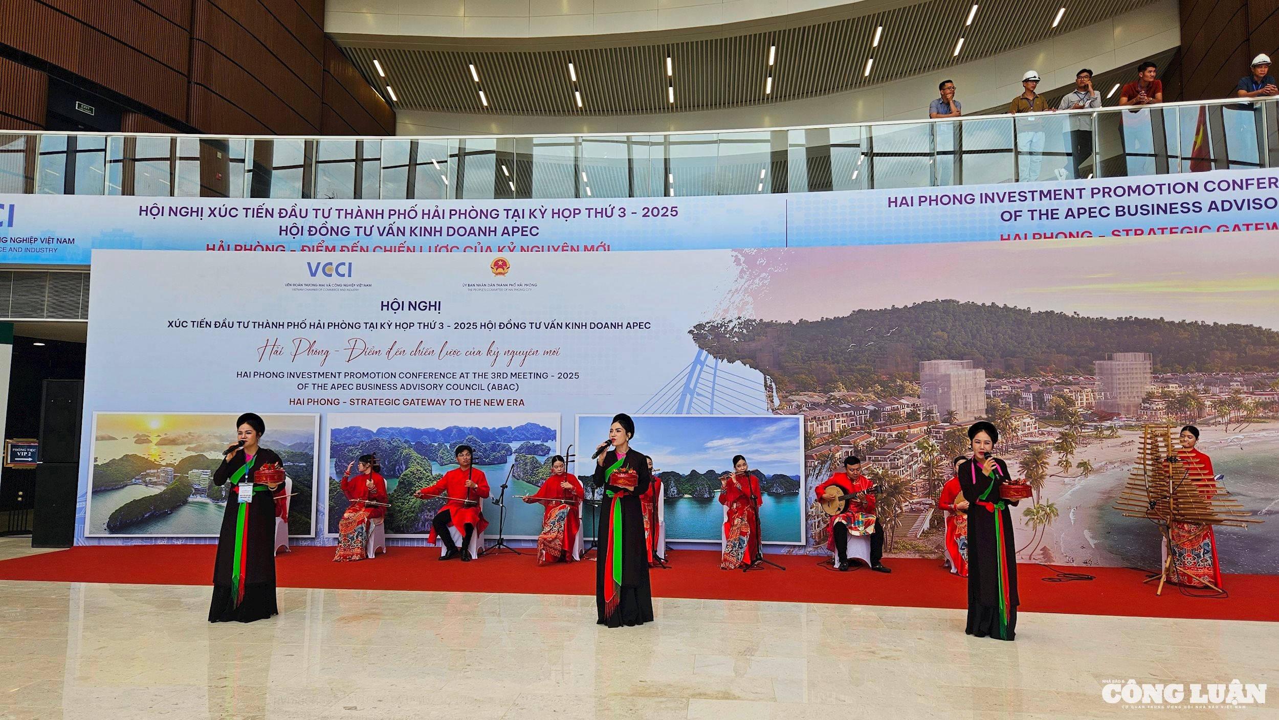 Các tiết mục giao lưu với các bản hòa tấu dân ca ba miền, biểu diễn đàn tranh, đàn bầu, sáo mèo và những ca khúc quốc tế nổi tiếng được thể hiện bằng nhạc cụ truyền thống đã tạo nên một bản sắc giao thoa văn hóa đầy hấp dẫn.