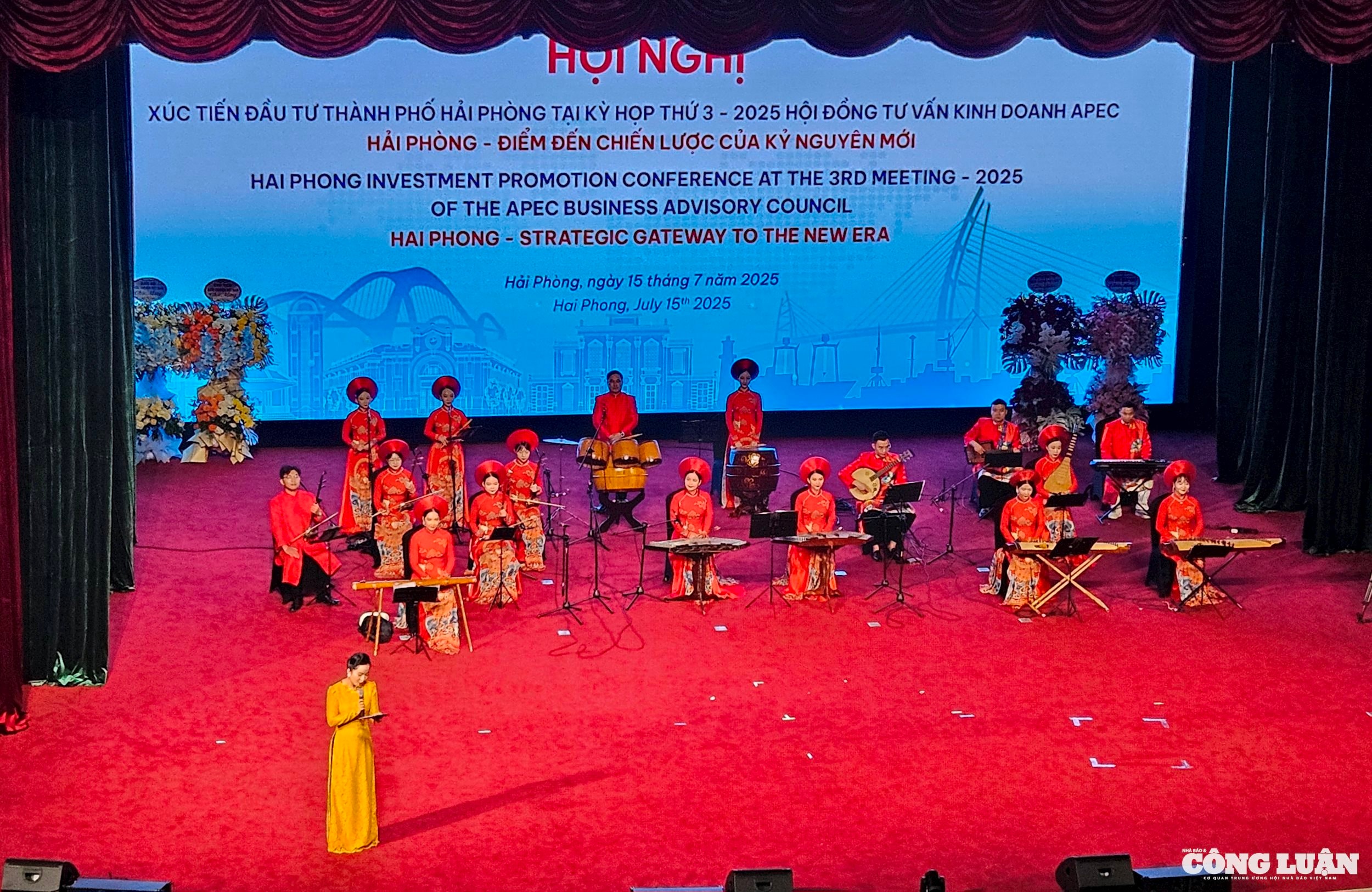 Tác phẩm không chỉ làm nổi bật tình yêu quê hương, đất nước mà còn ca ngợi phẩm chất tốt đẹp của người phụ nữ Việt Nam son sắt, đảm đang, cùng sự dũng cảm, kiên cường của người đàn ông Việt.