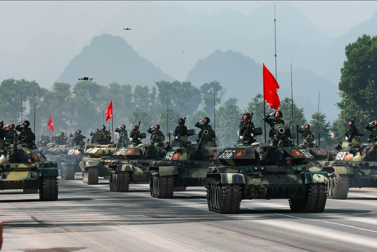Dẫn đầu các khối phương tiện cơ giới là khối Binh chủng Tăng thiết giáp.