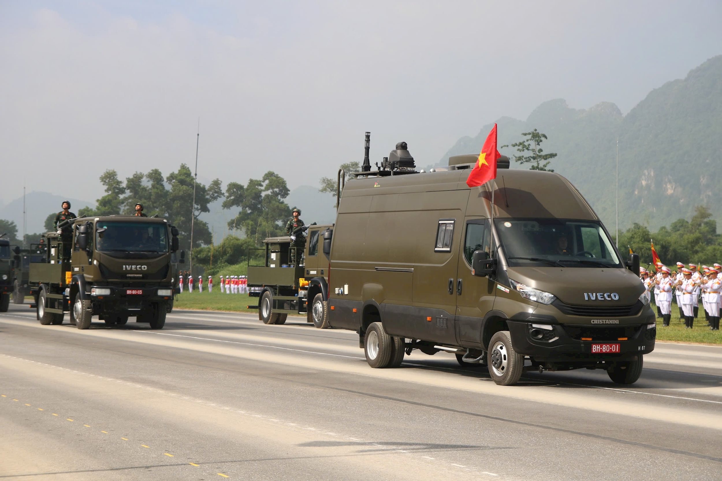Tại buổi tổng hợp luyện, Đại tướng Nguyễn Tân Cương nhận xét, các lực lượng, các khối và từng cán bộ, chiến sĩ đã có nhiều tiến bộ, nhất là về động tác cá nhân, cự ly hàng ngang, hàng dọc. Các khối xe, pháo quân sự, xe đặc chủng Công an đã thuần thục trong chuyển đội hình diễu duyệt, giữ được cự ly, tốc độ...