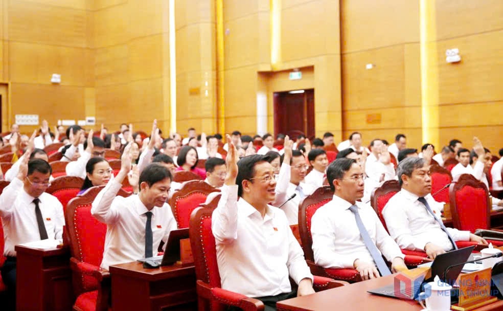 anh-2-ky-hop-29-hdnd-tinh-quang-ninh-khoa-xiv.jpg