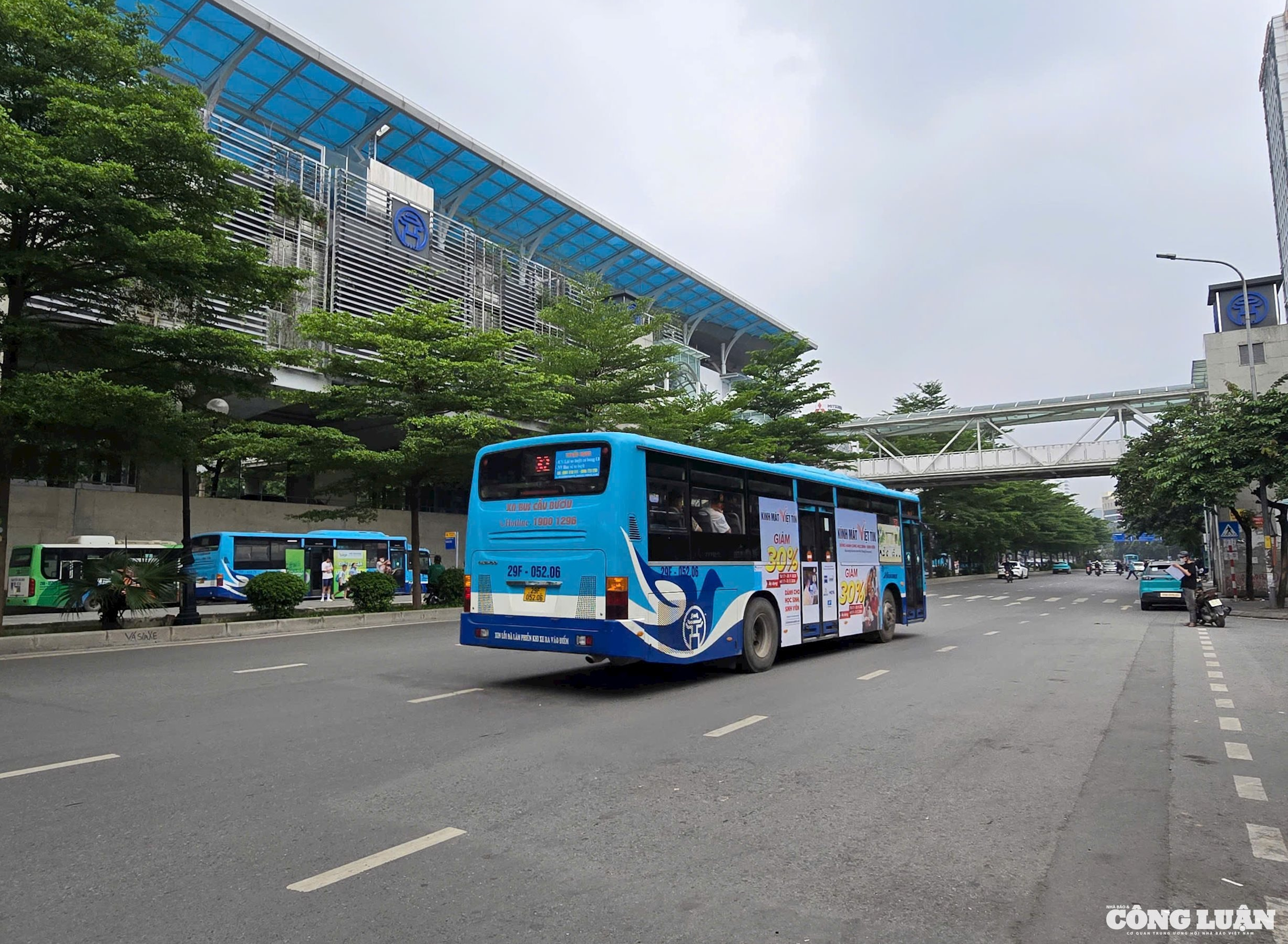 Ảnh 2.Giao thông công cộng cần phục vụ tốt nhu cầu đi lại của người dân khi hạn chế phương tiện chạy bằng xăng.