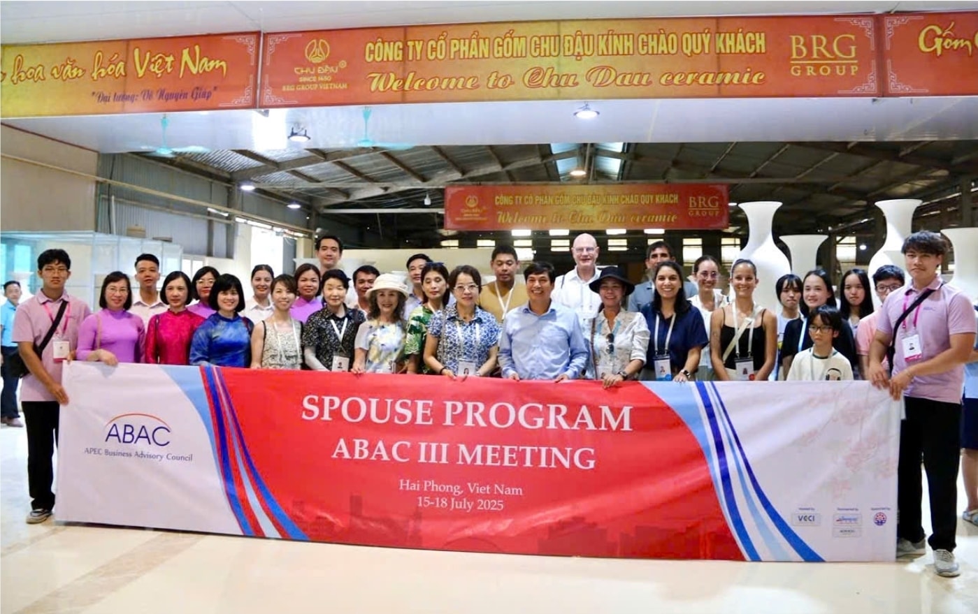 Đoàn 80 vị khách quốc tế là phu nhân, phu quân của các thành viên ABAC tham quan tại làng gốm Chu Đậu