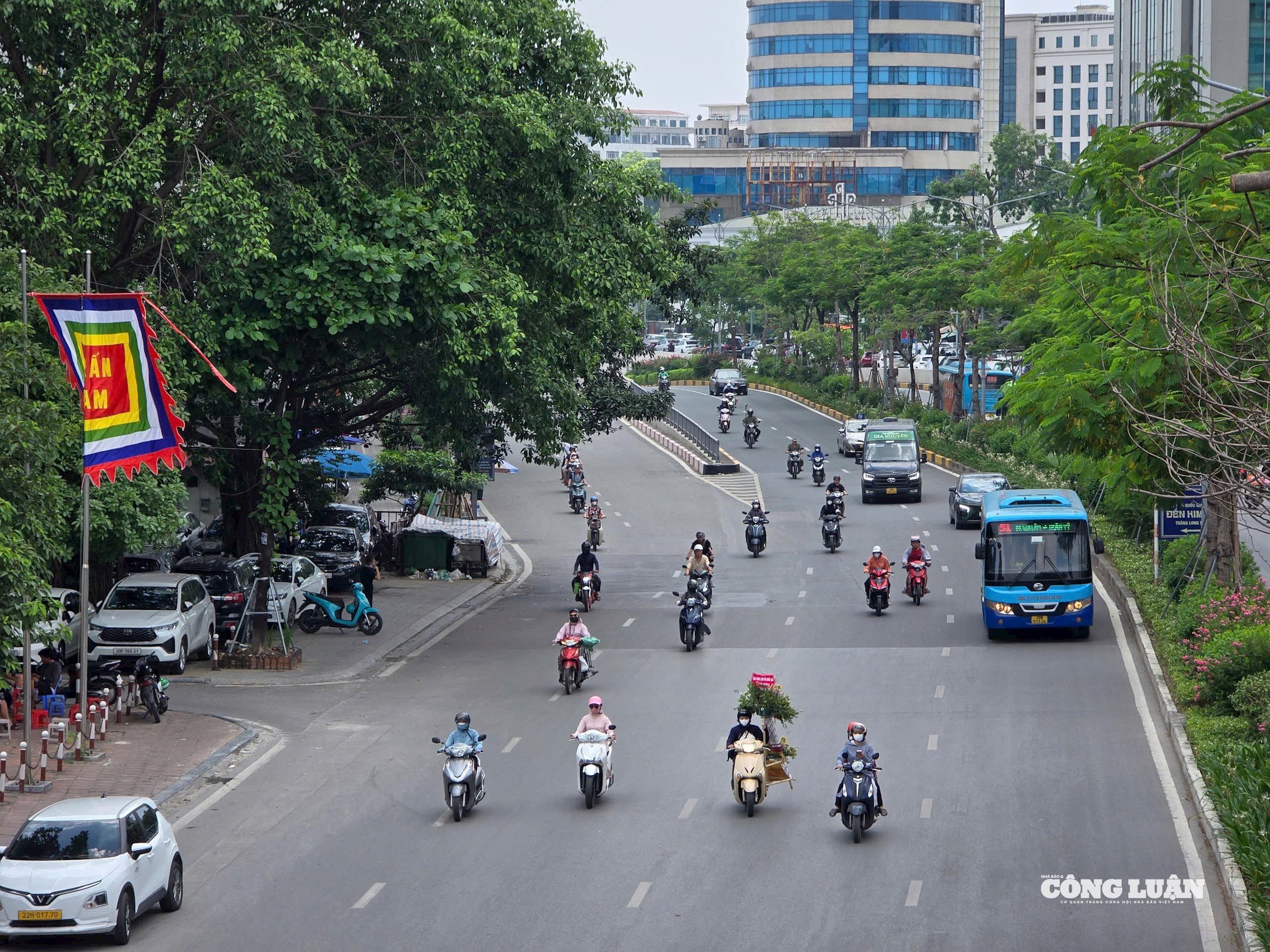 Vành đai 1, tuyến đường huyết mạch đầu tiên ôm trọn lõi nội đô Hà Nội, có tổng chiều dài 7,2 km. Con đường này không chỉ đi qua địa bàn nhiều phường trung tâm mà còn được hình thành từ việc kết nối các tuyến phố sẵn có, tạo thành một vòng khép kín. Vành đai 1 đóng vai trò là trục giao thông xuyên tâm quanh trung tâm thành phố – nơi tập trung dày đặc các cơ quan hành chính, trung tâm thương mại, dịch vụ và du lịch lớn nhất của Thủ đô.
