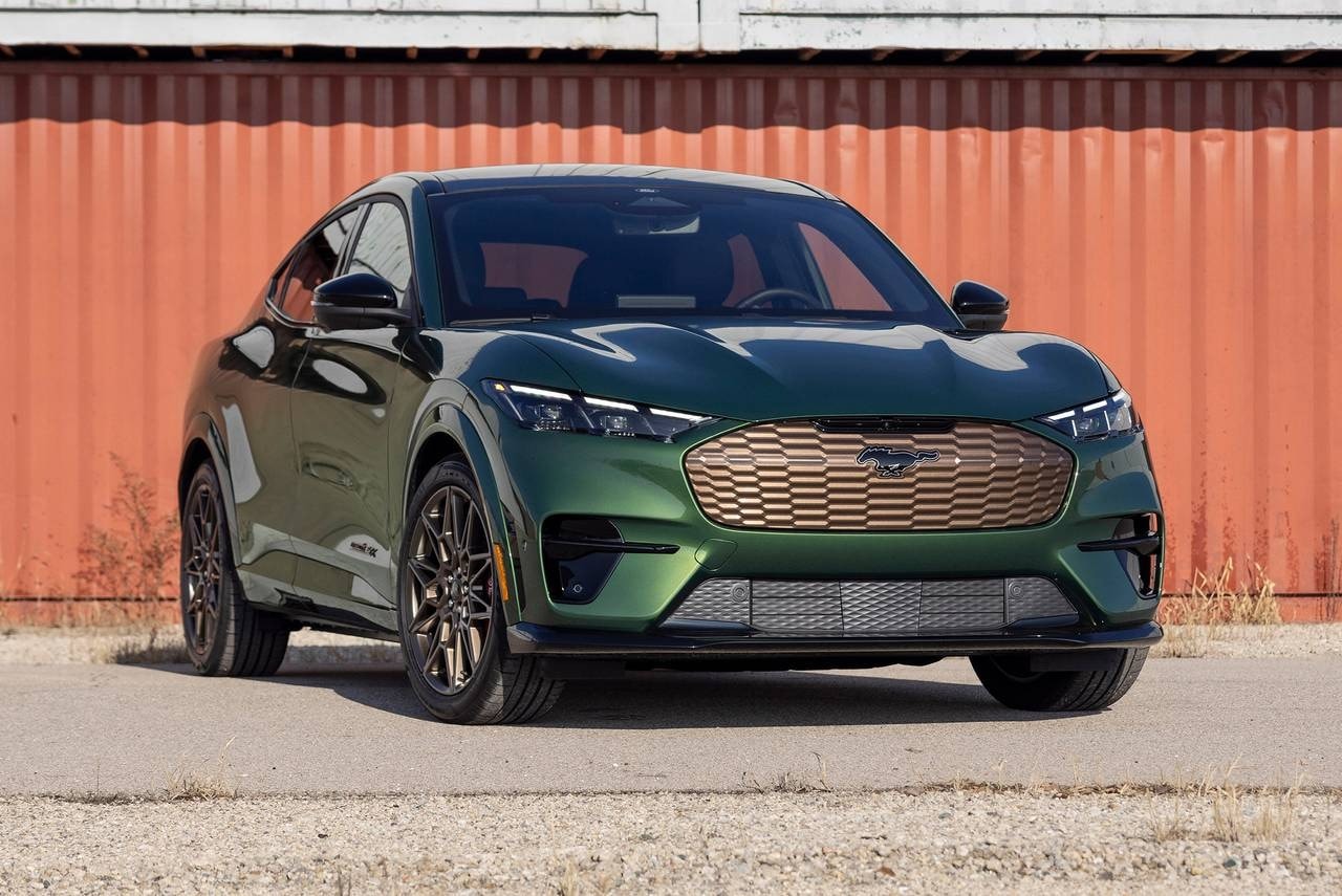Mẫu SUV thuần điện Ford Mustang Mach-E 2025 có kiểu dáng lai coupe - Ảnh Edmunds