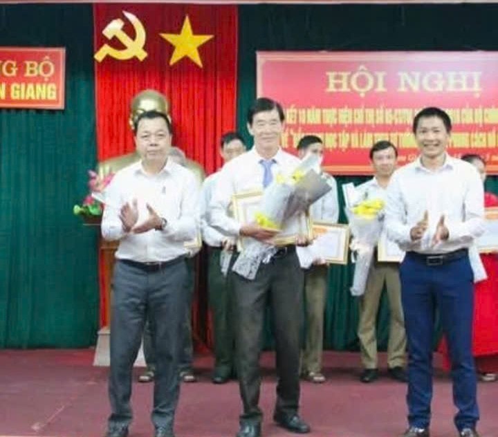 Cựu chiến binh Phạm Công Tác nhận giấy khen tại Hội nghị tổng kết 10 năm thực hiện Cuộc vận động “Học tập và làm theo tư tưởng, đạo đức, phong cách Hồ Chí Minh” do Đảng ủy xã Sơn Giang tổ chức tháng 5/2025.