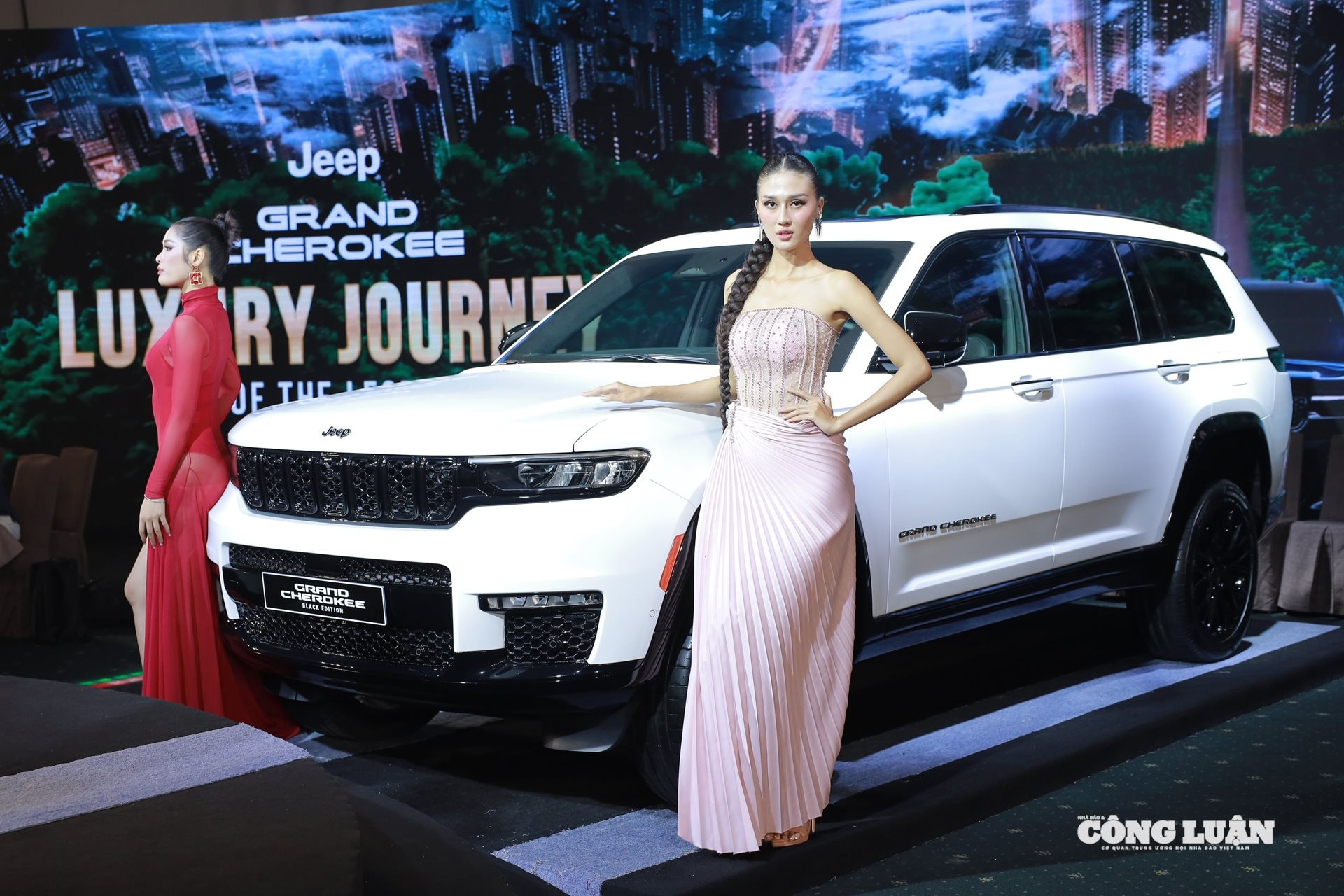 Mẫu xe Jeep Grand Cherokee đang được nhà phân phối chính hãng giảm giá đến gần 2,3 tỷ đồng.