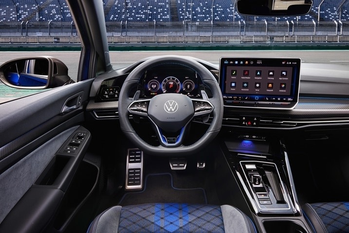 Thiết kế khoang lái của phiên bản VW Gold R - Ảnh: Edmunds