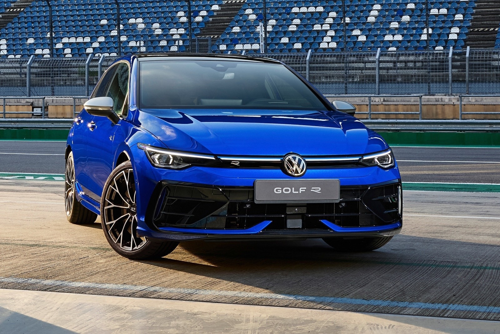 Ngoại thất phiên bản VW Golf R 2025 - Ảnh: Edmunds