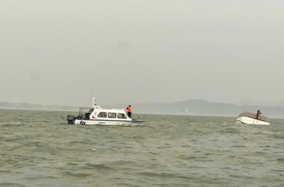 anh-1-lat-tau-du-lich-ha-long.jpg