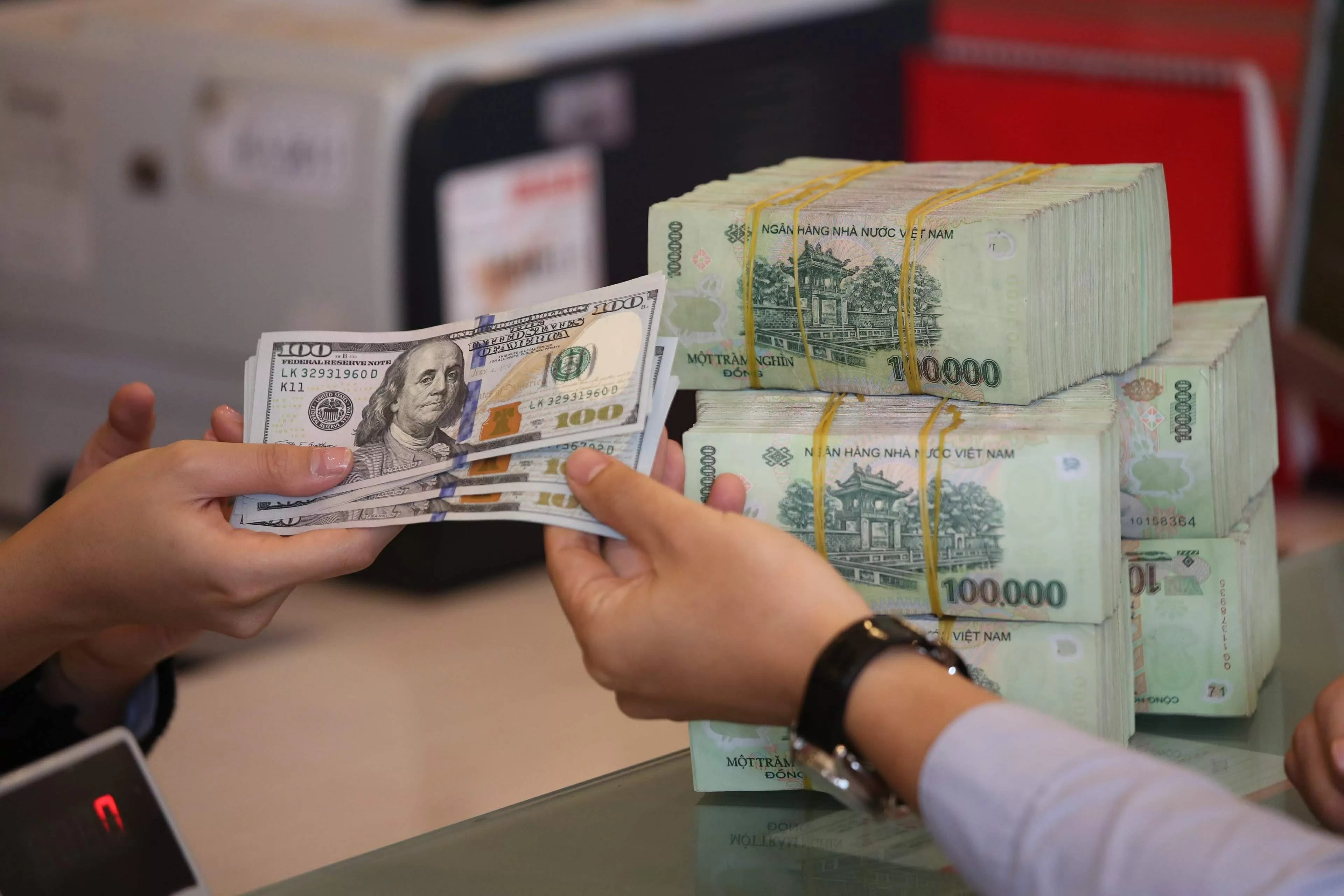 외환 환율, USD/VND 환율 오늘 7월 14일: USD 소폭 회복, 미국 무역 정책, 중동 정세가 시장에 영향을 미쳐