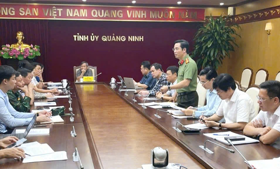 anh-7-cuu-ho-cuu-nan-tau-du-lich-bi-dam-tren-vinh-ha-long.jpg