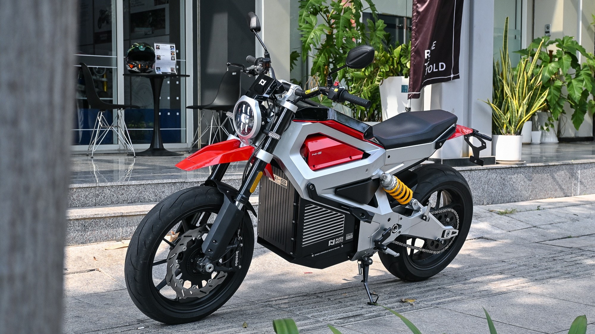 Lộ diện xe máy điện Việt Nam đầu tiên ngang ngửa Kia: Sạc một lần đi 240 km, công nghệ bảo vệ pin 5 lớp