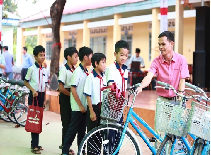 A1 - Agribank Phú nhận trao qua trong chương trình Gieo mầm tri thức