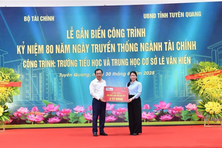A4 - Đại diện Agribank - Đồng chí Đoàn Ngọc Lưu, Phó Tổng Giám đốc trao tặng 2 tỷ đồng