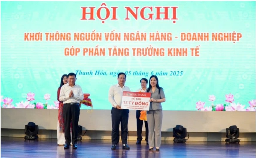 A5 - ĐC Hoàng Minh Ngọc -Phó Tổng Giám đốc Agribank trao tặng tỉnh Thanh Hóa 15 tỷ đ