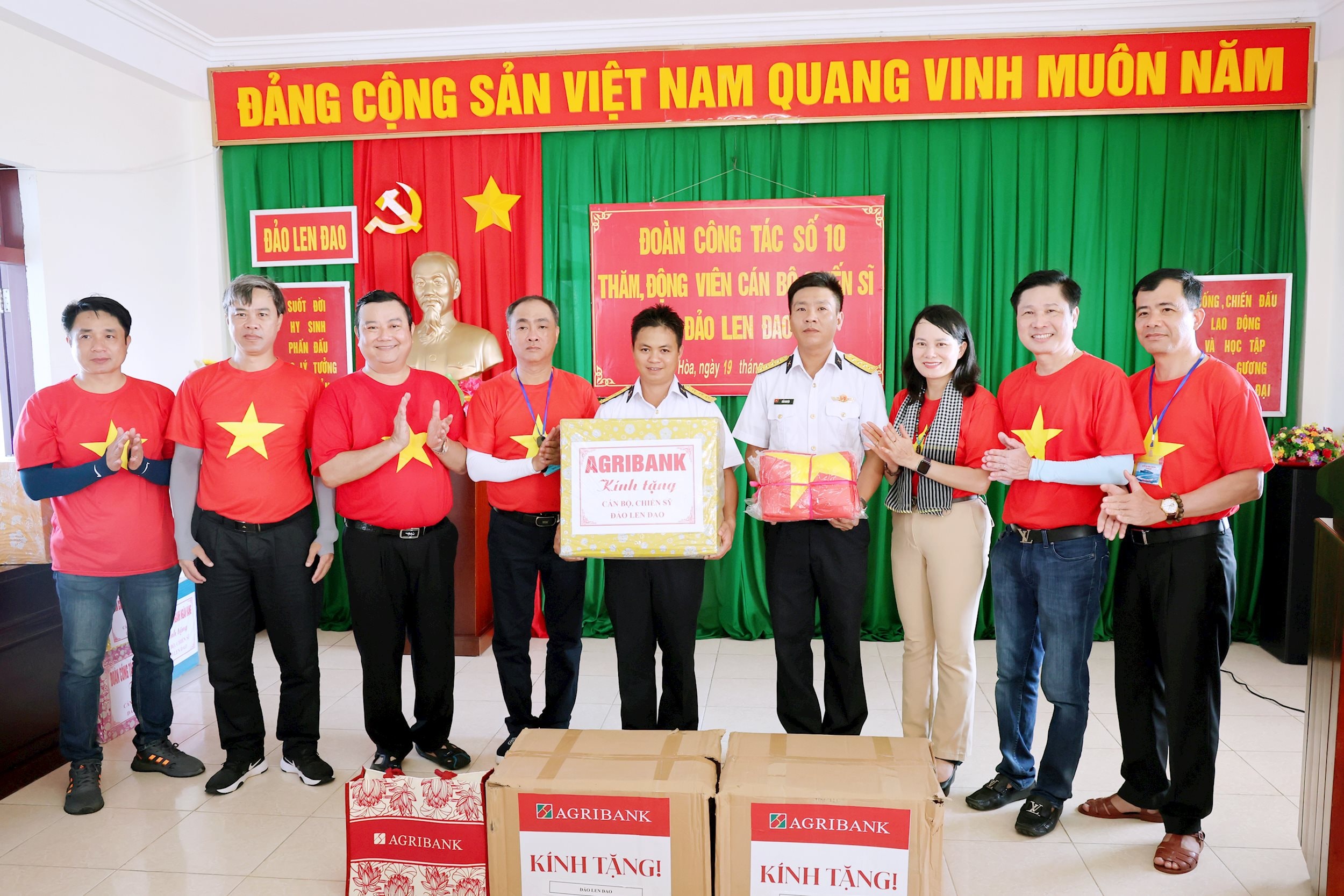 A6- Đc Phùng Thị Bình trao quà tặng cho chiến sĩ trên đảo Len Đao