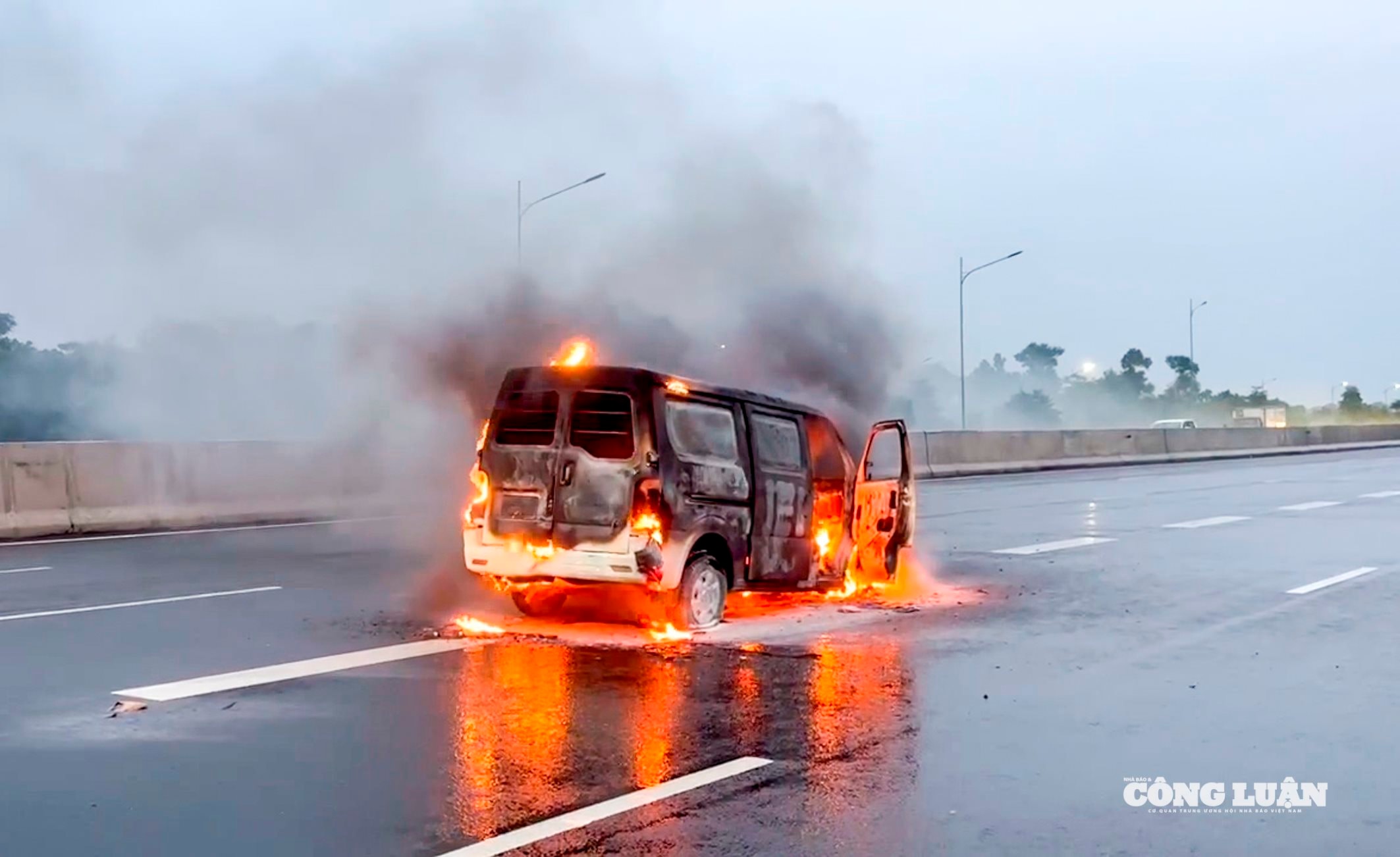 cháy xe trên cao tốc _2