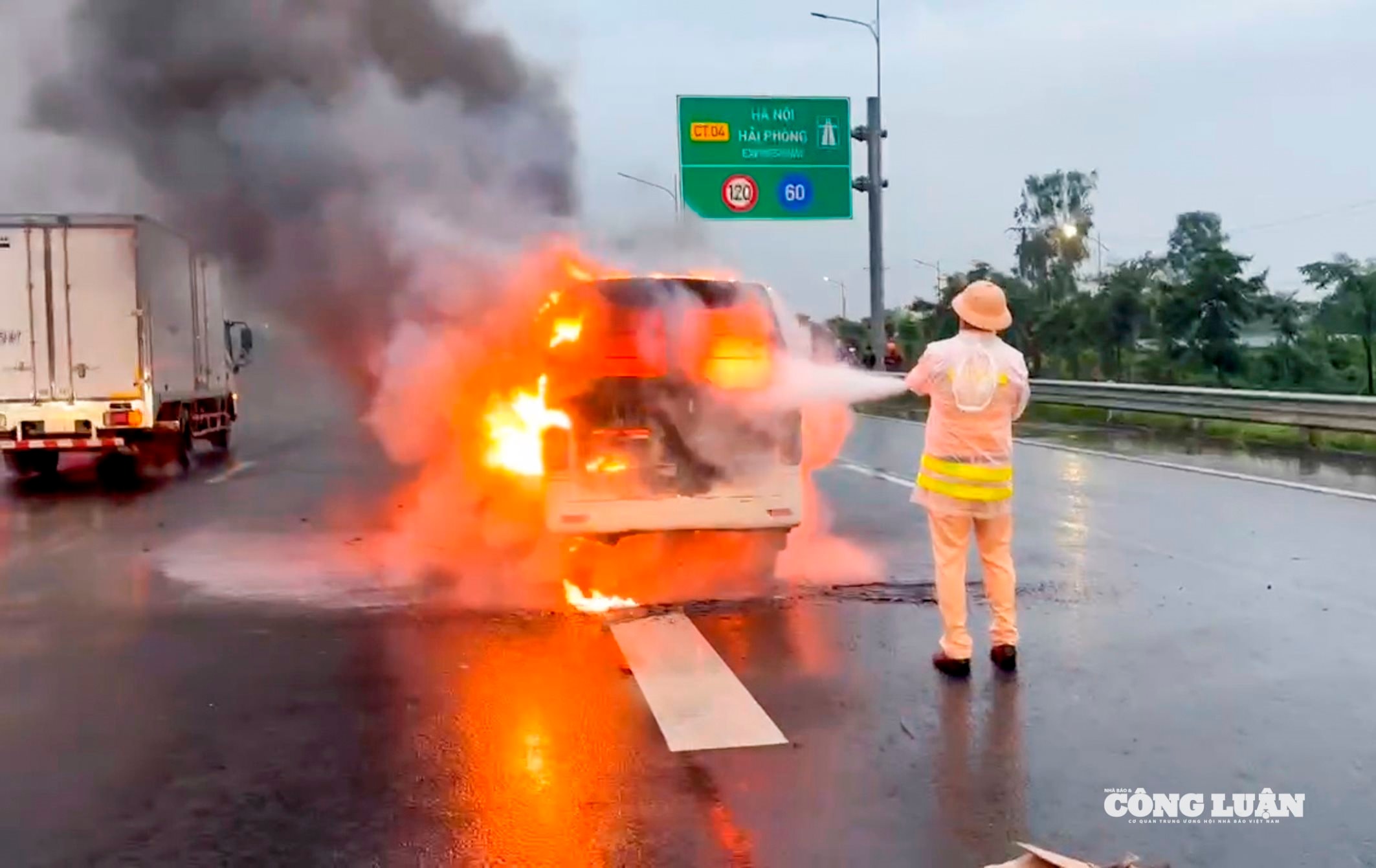 cháy xe trên cao tốc _4