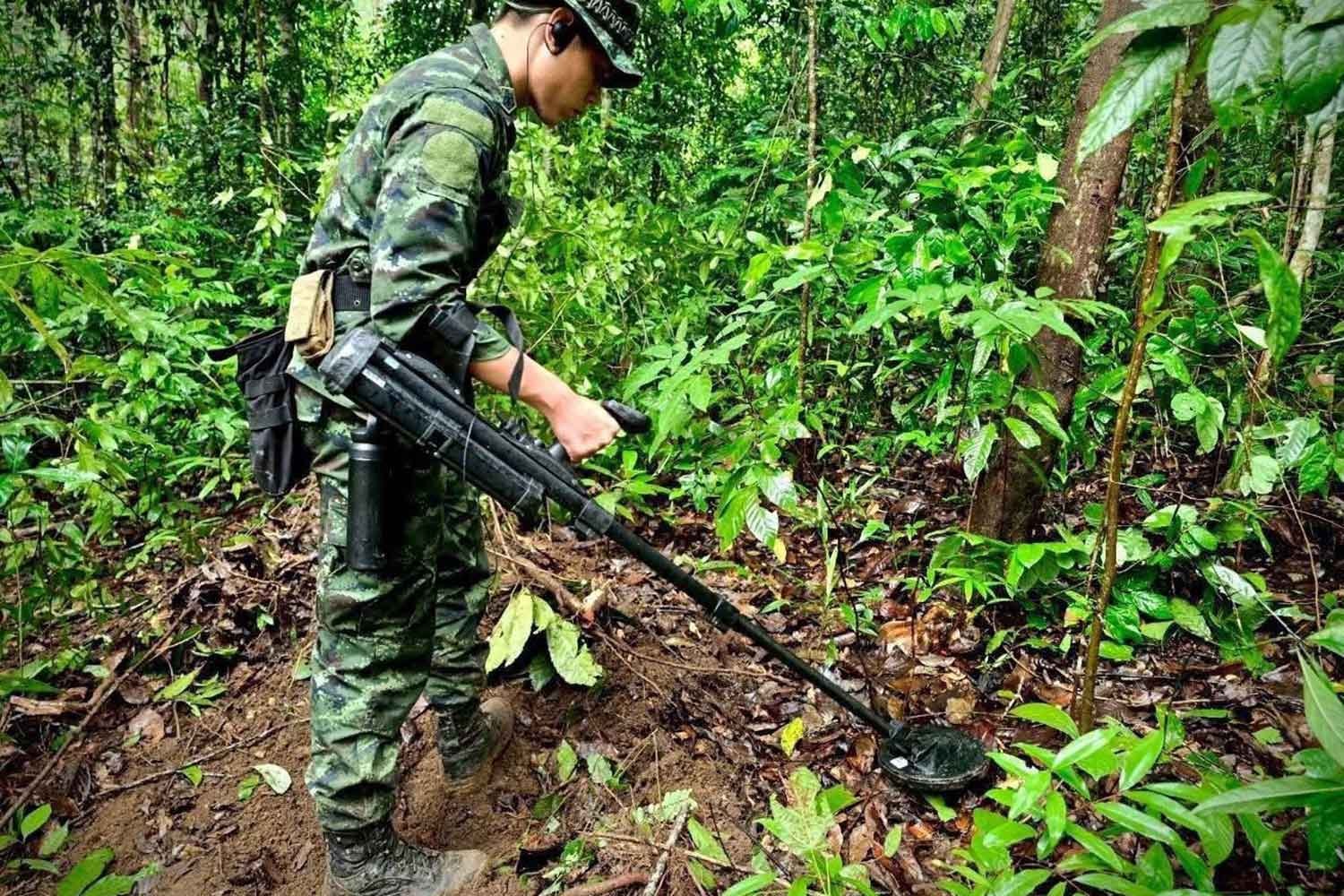 Một kỹ sư chiến đấu đang rà soát mìn tại khu vực Chong Bok thuộc tỉnh Ubon Ratchathani, Thái Lan vào Chủ Nhật. (Ảnh: Quân khu 2)