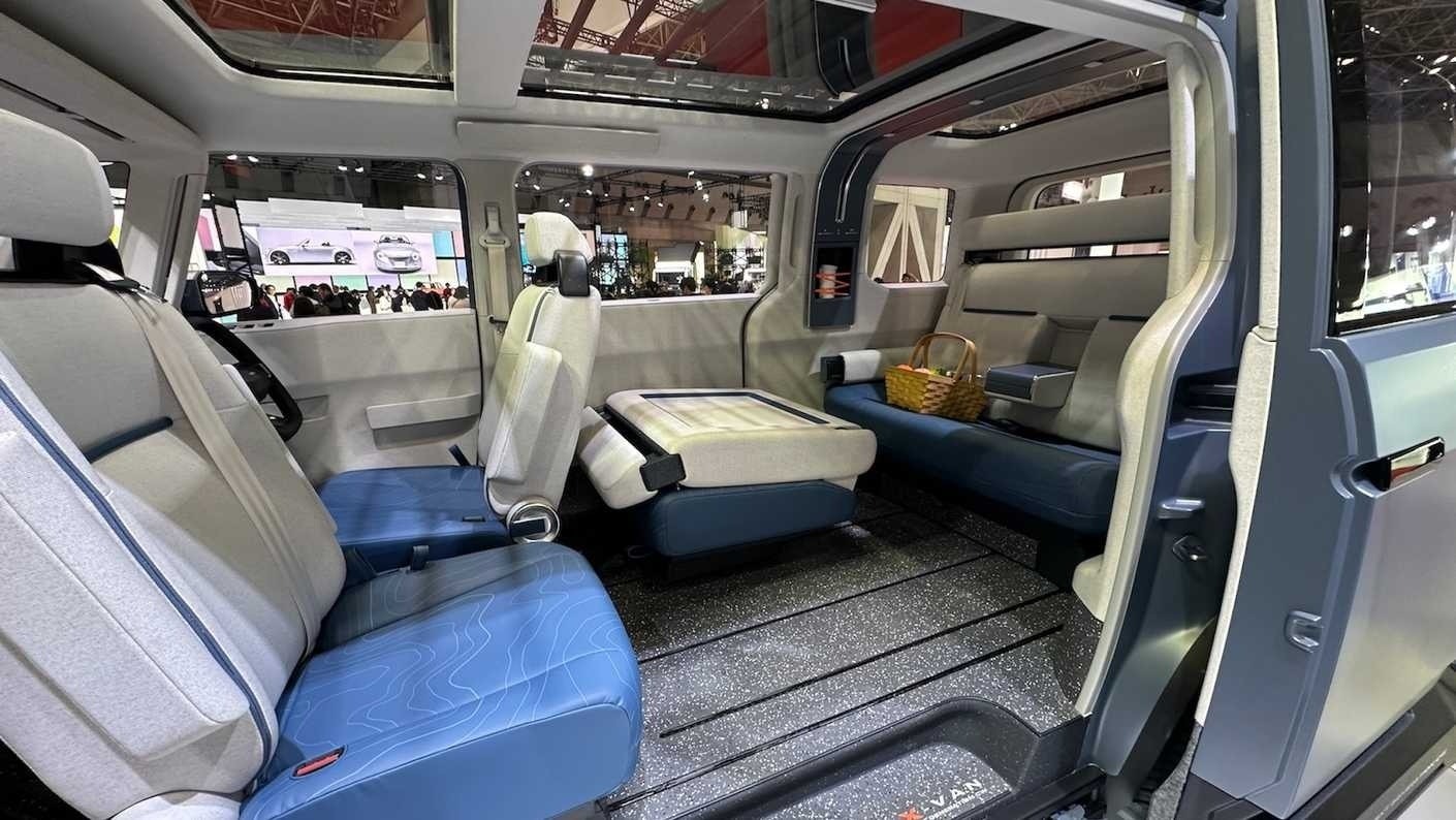 Không gian nội thất có thể sắp xếp như một chiếc xe cắm trại - Ảnh: CarBuzz