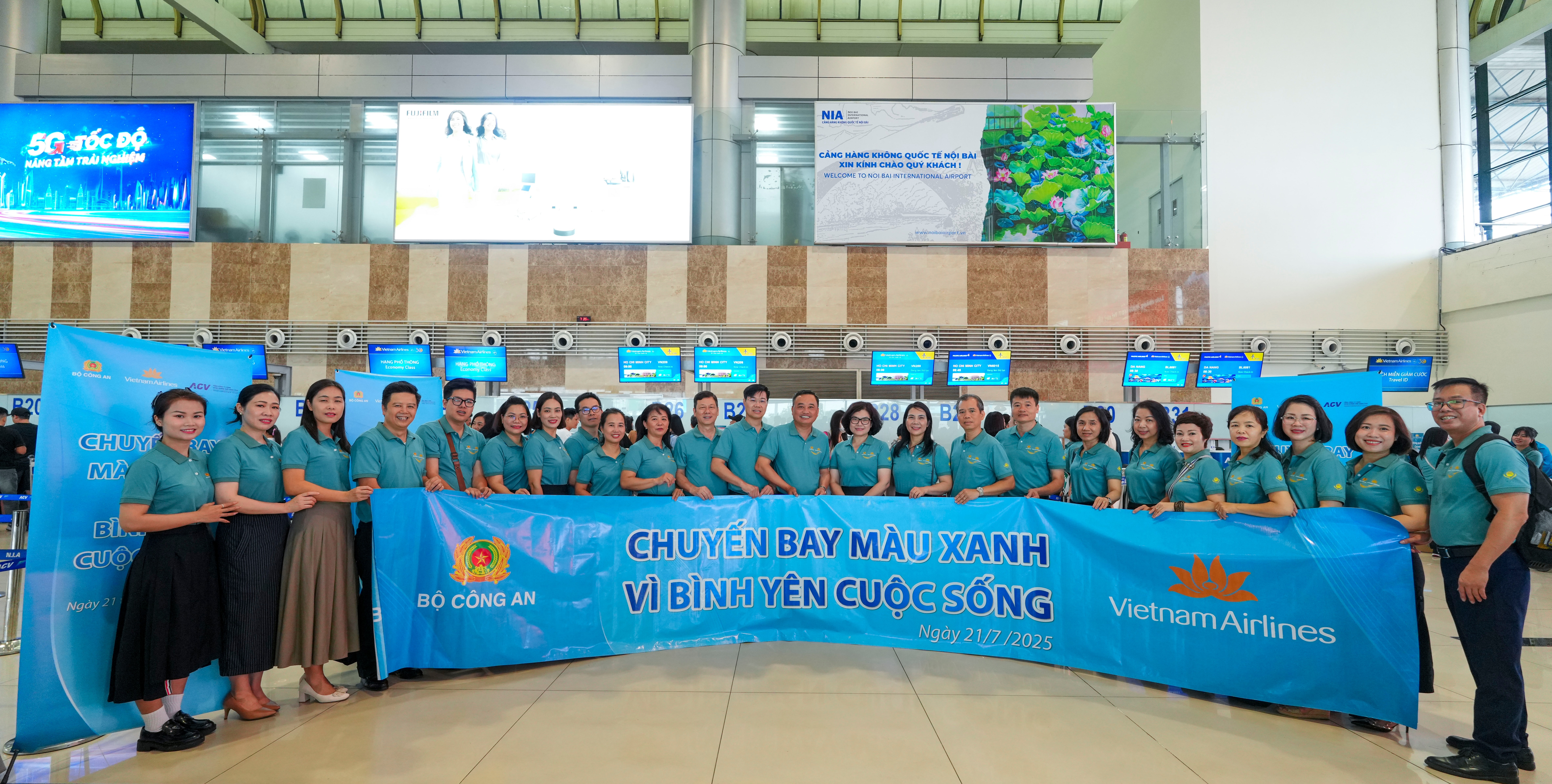 1. Chuyến bay màu xanh - Vì bình yên cuộc sống