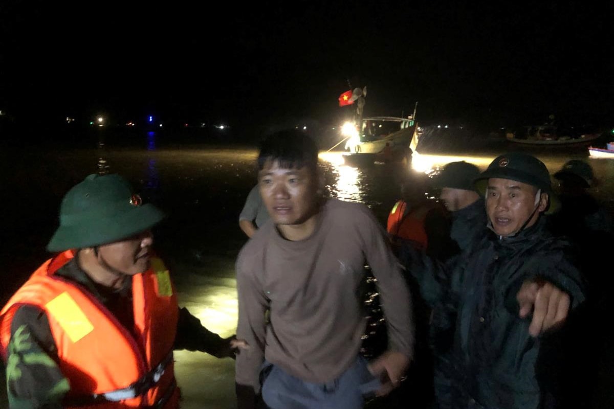 2-Cán bộ Đồn Biên phòng Thiên Cầm và các lực lượng đưa du khách vào bờ. Ảnh Thiên Cầm